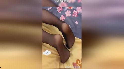 日韩美女白袜挠脚心视频,性感瞬间引发热议